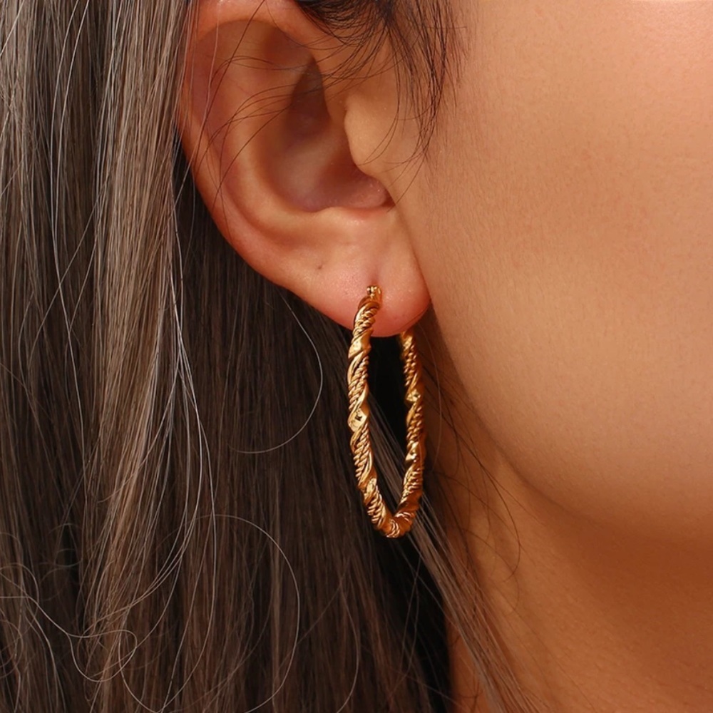 NEW 18K GOLD TWISTED WAVE CIRCLE HOOP EARRINGS, NICE EARRINGS, CUTE EARRINGS - Picture 2 of 6